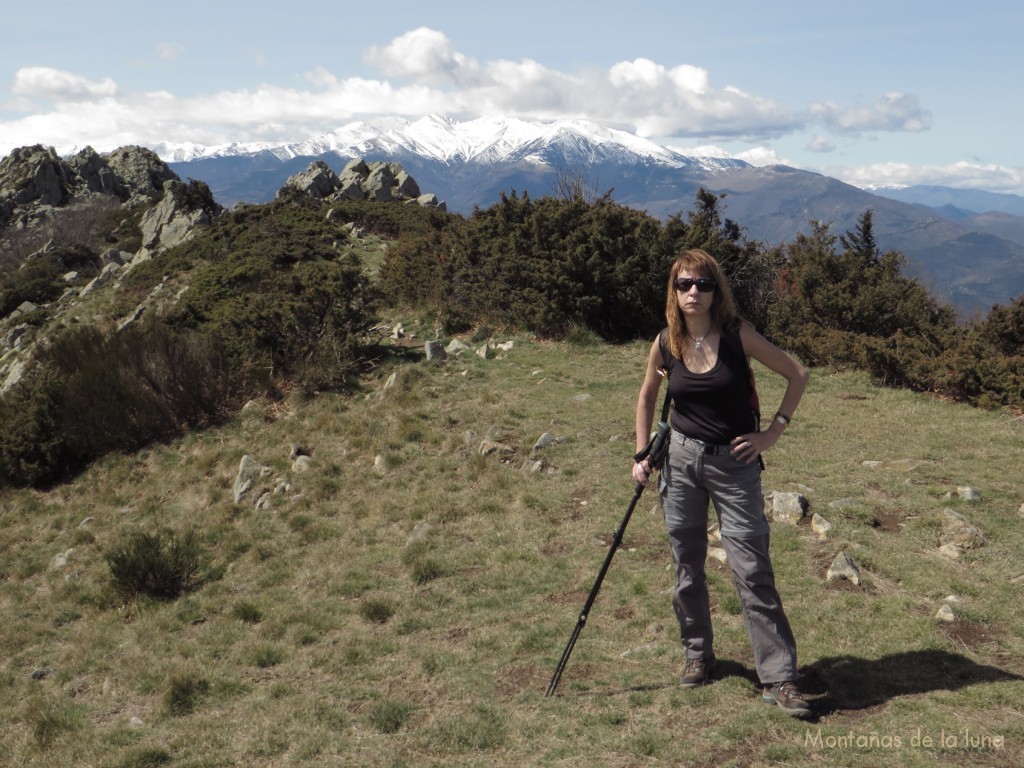 Anna en la cima de El Moixer, 1.444 mts., al fondo El Canigó